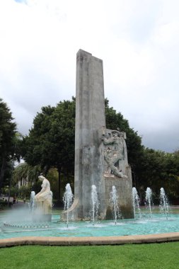 Parque Garcia Sanabria, Santa Cruz de Tenerife, Kanarya Adaları, İspanya, 27 Mart 2022: Santiago Garcia Sanabria 'ya adanmış anıt ve çeşme Santa Cruz de Tenerife, İspanya