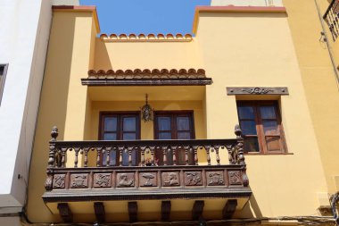 Icod de los Vinos, Tenerife, Kanarya Adaları, İspanya, 17 Eylül 2022: Icod de los Vinos, İspanya 'nın merkezinde oyulmuş ahşap balkon