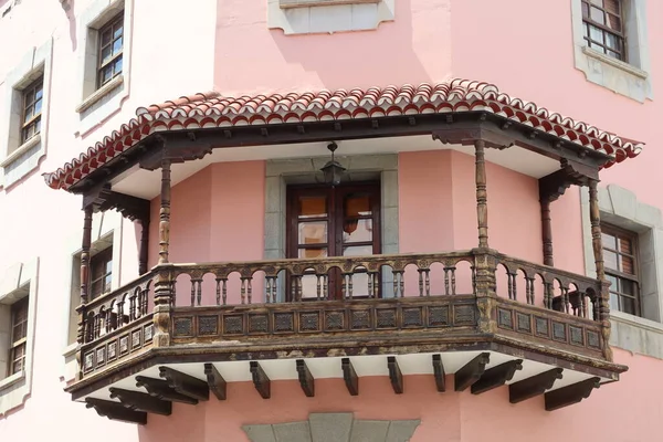 Icod de los Vinos, Tenerife, Kanarya Adaları, İspanya, 17 Eylül 2022: Icod de los Vinos, İspanya 'nın merkezindeki tipik ahşap balkon