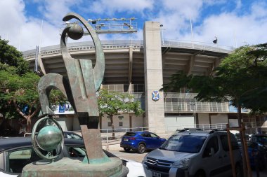 Santa Cruz de Tenerife, İspanya, 21 Eylül 2022: Heliodoro Rodriguez Lopez Stadyumu önünde spor alanında şiddet içermeyen heykel. Santa Cruz de Tenerife, İspanya