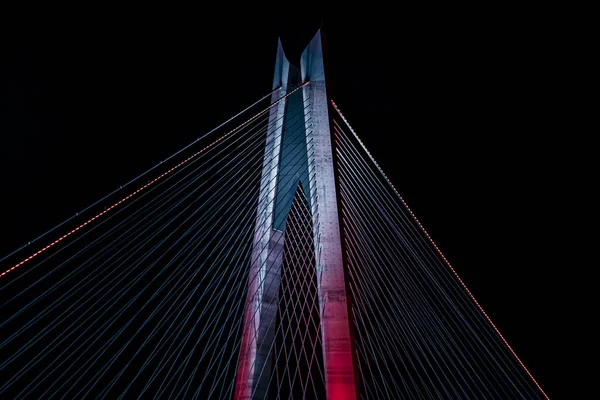 Барвистий Нічний Вид Гібридного Кабелю Підвісний Міст Неоновими Світлодіодними Ліхтарями — стокове фото