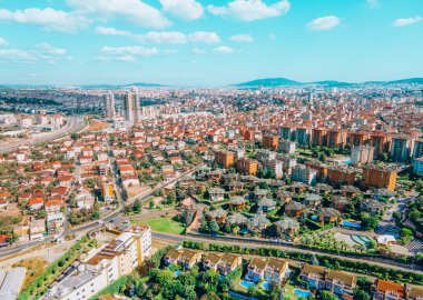 İstanbul şehir merkezindeki hava aracı gündüz vakti panorama görüntüsü. Şehir hayatı güzel gökyüzü altında.