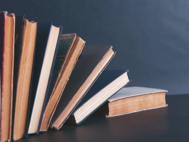 Kitaplar siyah masada.