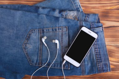 Pantolon akıllı telefon ve kulaklık.