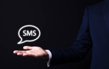 SMS simgesi iş adamı elinde