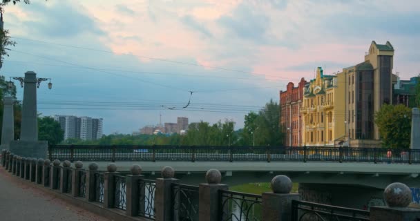 Kharkiv, Ukrayna - 22 Ağustos 2021: Fotoğrafçılık müzesi yakınlarındaki Lopan nehri üzerindeki köprüde yürüyen insanlar — Stok video