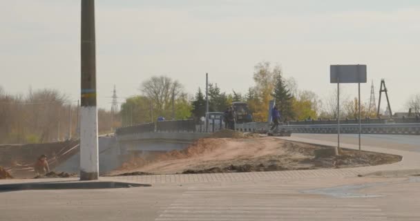 Sloviansk, Ukrajna - október 21 2021: Felkészülés a romos híd megnyitására. Útsöprés. — Stock videók