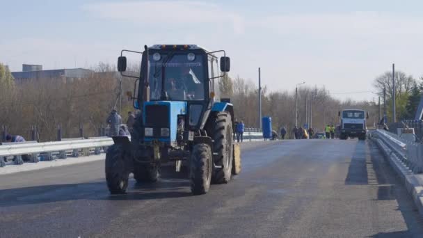 Sloviansk, Ukraina - 21 oktober 2021: Förberedelser för att öppna förstörd bro. Bulldozer borstar bron — Stockvideo