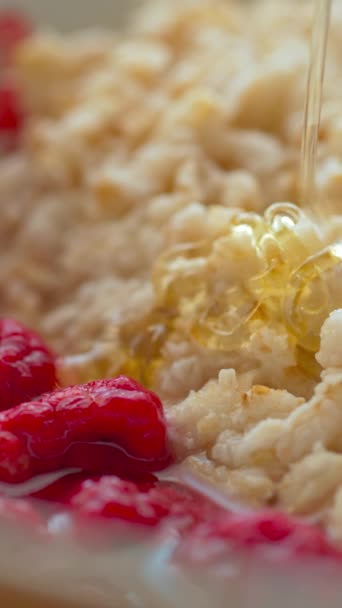 Verter miel en la avena de cerca — Vídeos de Stock