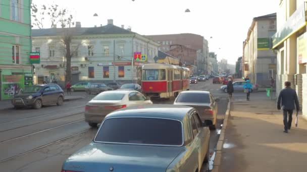Charkiw, Ukraine - 17. Januar 2020: Straßenbahnfahrt durch Poltawskij schliach — Stockvideo