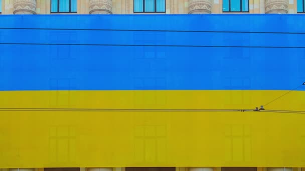 24 серпня 2021 року: будівництво Харківської обласної державної та міської адміністрації перед вибухом. — стокове відео