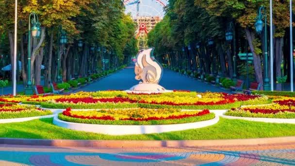 2021年8月23日，乌克兰哈尔科夫：哈尔科夫戈尔基公园入口景观 — 图库视频影像