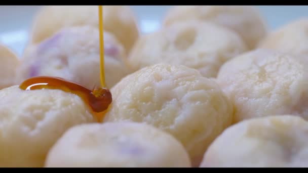 Pouring lazy dumplings with syrup — Stock Video