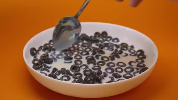 Змішування швидкого сніданку з ложкою — стокове відео