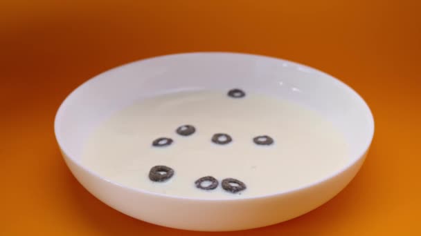 Додавання зернових до молока — стокове відео