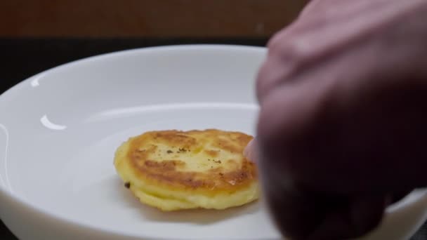 Food video: plating syrniki on white plate — Videoclip de stoc