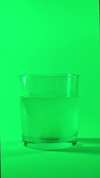 Selfdissolving Vitamin Pill Droped Glass Water Changing Color Background Slowmotion — Video