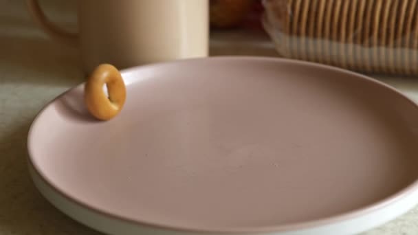 Sushka Hard Bread Rings Drops Jumps Plate — Vídeo de Stock