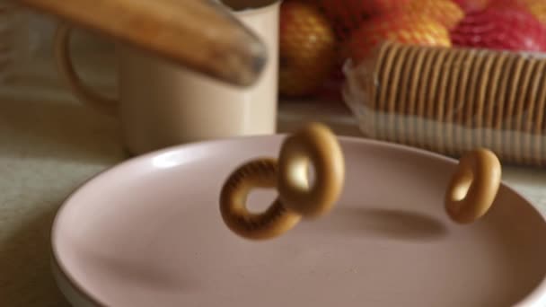 Sushka Hard Bread Rings Drops Jumps Plate — Wideo stockowe