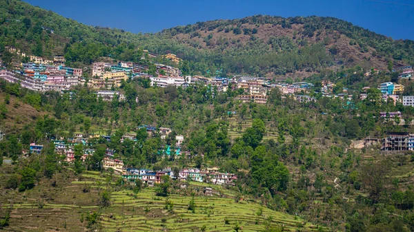 Dağlardaki Küçük Bir Köy Olan Yüksek Yeşil Tepelere Inşa Edilmiş — Stok fotoğraf