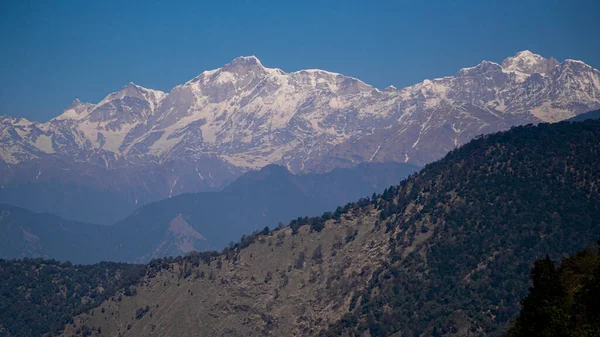 Himalaya Dağları 'nın tamamen karla kaplı olan yakın alt tabakasının göz kamaştırıcı manzaraları görülebilir.