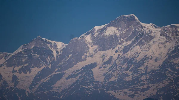 Himalaya Dağları 'nın tamamen karla kaplı olan yakın alt tabakasının göz kamaştırıcı manzaraları görülebilir.