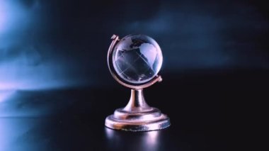 Beyaz kristal şeffaf Globe veya küreler, beyaz arkaplan ile metal altın çerçevede duran izole top. Tüm dünya haritasını küçük kristal kürede gösteren şeffaf küre, insanların dünya hakkında bilgi vermeleri ve eğitmelerine yardımcı oluyor.