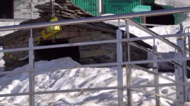 Tungnath tapınağındaki Bhairavnath tapınağının ana kapısı karla kaplı..