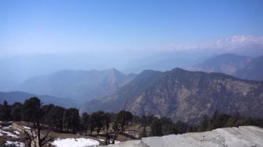 Take a look at the high mountains that are covered with snow all around the Tungnath temple