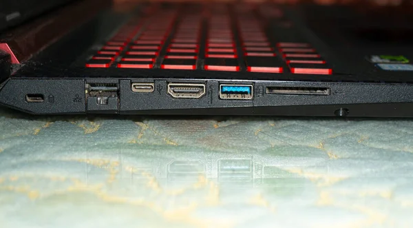 Side-mounted all ports and jack systems used in laptops