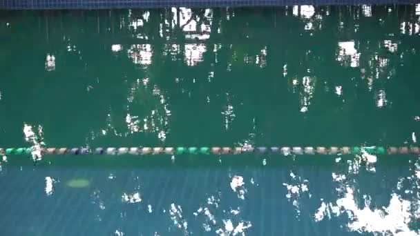 Tekoucí Voda Jasně Viditelná Stálém Bazénu Voda Teče Své Vlně — Stock video