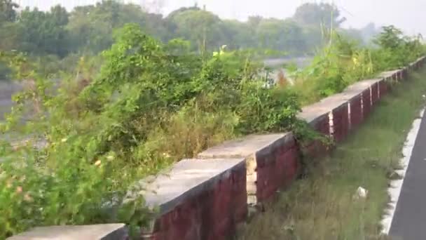 Der Fluss Fließt Entlang Der Straße Wodurch Zementierte Blöcke Auf — Stockvideo