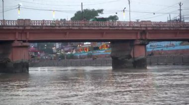 Tarihi köprünün altından akan Ganj Nehri 'nin sularını görmek çok güzel bir manzara..