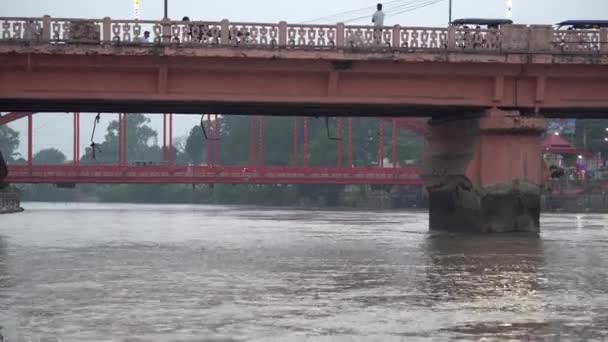 Voda Řeky Gangy Tekoucí Pod Historickým Mostem Novým Mostem Ním — Stock video