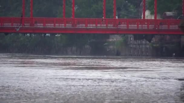 最近建設された橋の下から流れるガンジス川の水を見るのは美しい光景です — ストック動画