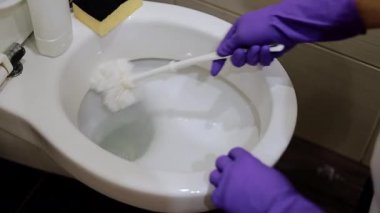 Tuvalet fırçayla iyice temizlendi.