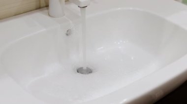 Islak sabun kılı dökülmesi, beyaz küvetin tıkanması - kanser konsepti olan kadın hasta ve taramadan sonra saç dökülmesi