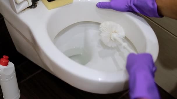 Sprzątanie Toalety Człowieka Przy Użyciu Rękawic Ochronnych Detergentów Plastikowej Szczotki — Wideo stockowe