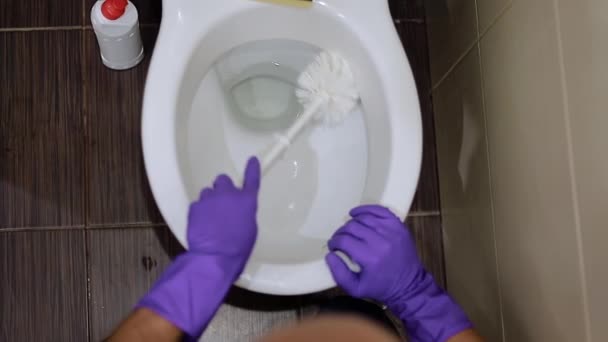 男掃除家庭用トイレボウル 男性はボウルの内側をスクラブするためにトイレブラシを使用します — ストック動画