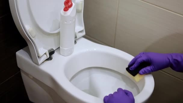 Ruka Muže Oranžových Gumových Rukavicích Používá Přeměně Leštění Záchod Koncept — Stock video