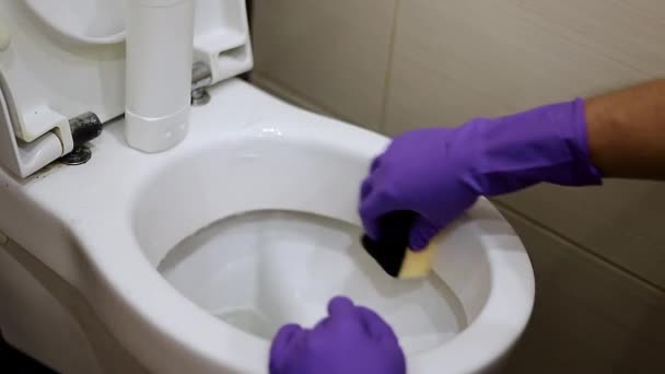 Limpar Casa Banho Homem Luvas Borracha Lava Com Uma Escova — Vídeo de Stock