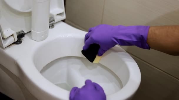 Toilettenreinigung Ein Mann Gummihandschuhen Wäscht Sich Mit Einer Klobürste — Stockvideo