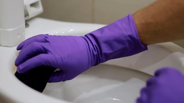 Człowiek Rękawice Rękach Porcelanowy Przy Użyciu Spray Rozwiązanie Gąbki Czyszczenia — Wideo stockowe