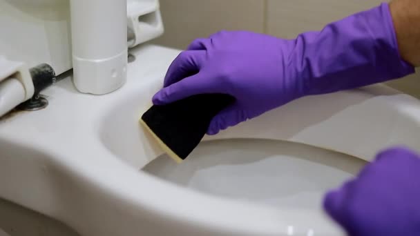 Mann Mit Gummihandschuh Reinigt Toilettenschüssel Mit Reinigungsmittel — Stockvideo