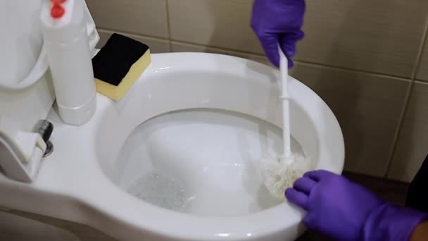 男人用刷子清洁马桶 厕所用刷子刷干净了 — 图库视频影像