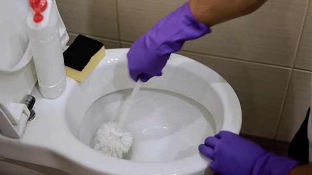 Homme Toilette Nettoyage Main Avec Brosse Toilette Est Soigneusement Nettoyé — Video