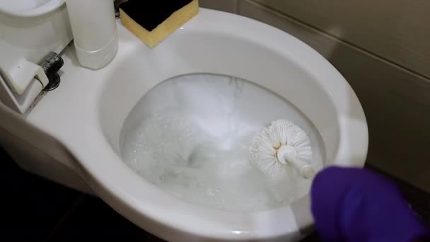 Homem Trabalho Homem Com Uma Luva Borracha Limpa Vaso Sanitário — Vídeo de Stock