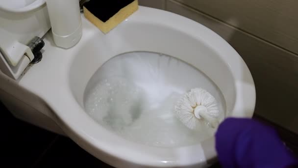Ruka Muže Oranžových Gumových Rukavicích Používá Přeměně Leštění Toaletu — Stock video