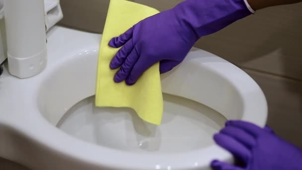 Jovem Limpador Masculino Torneira Água Limpeza Uniforme Com Detergente Spray — Vídeo de Stock