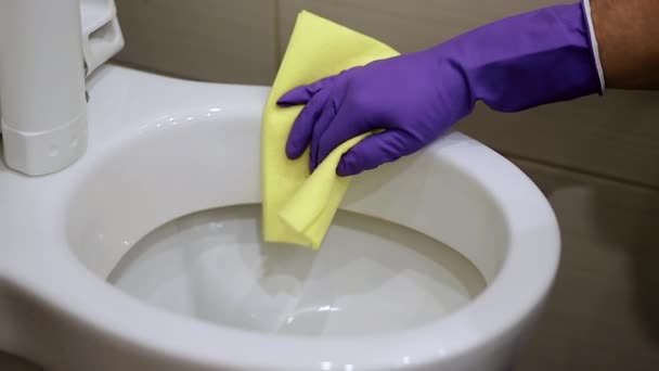 男人用抹布擦拭肮脏马桶的边缘 清洁厕所 — 图库视频影像